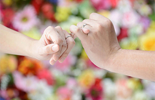 結婚指輪はどちらが購入した？みんなの結婚指輪事情！