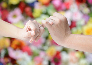 婚約指輪はなぜ贈る？結婚指輪との違いを教えて！