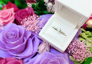 プロポーズで婚約指輪は贈るべき？親目線で考察