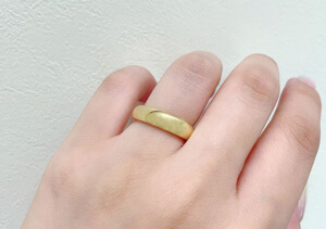 お悩み解決！太い結婚指輪は着け心地が悪い？