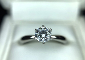 《婚約記念品》って何？用意するものとは